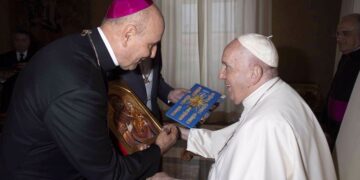 Albumul cu fotografii din Oradea al lui Ovi D.Pop și o icoană a Fecioarei Maria, cadourile episcopului Virgil Bercea pentru Papa Francisc