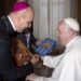 Albumul cu fotografii din Oradea al lui Ovi D.Pop și o icoană a Fecioarei Maria, cadourile episcopului Virgil Bercea pentru Papa Francisc