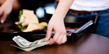 Legea bacșișului a fost votată în Parlament | Va fi trecut pe bonul fiscal și va fi de cel mult 15% din valoarea consumației