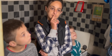Un consilier județean din Bihor, înger pentru o mamă cu cinci copii, victimă a violenței domestice | “Eu dormeam mai mult în pădure”