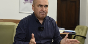 Ce fel de sfaturi dă și ce secrete știe consilierul personal a lui Ilie Bolojan, Csomortanyi Istvan? Mai înjură o dată România după ce Austria ne-a trântit ușa în nas