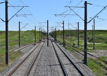 CFR va semna pentru electrificarea căii Oradea-Cluj cu firma acuzată că se încadrează în “cazurile de excludere din procedură” | CNSC a respins contestațiile