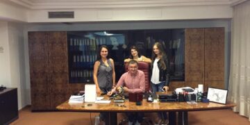 Școala care a dat vedete precum handbalista Cristina Neagu ori actorii Rodica Horobeț și Florea Vizante are o monografie scrisă de un bihorean | Călin Popa este profesor și director al unui post TV