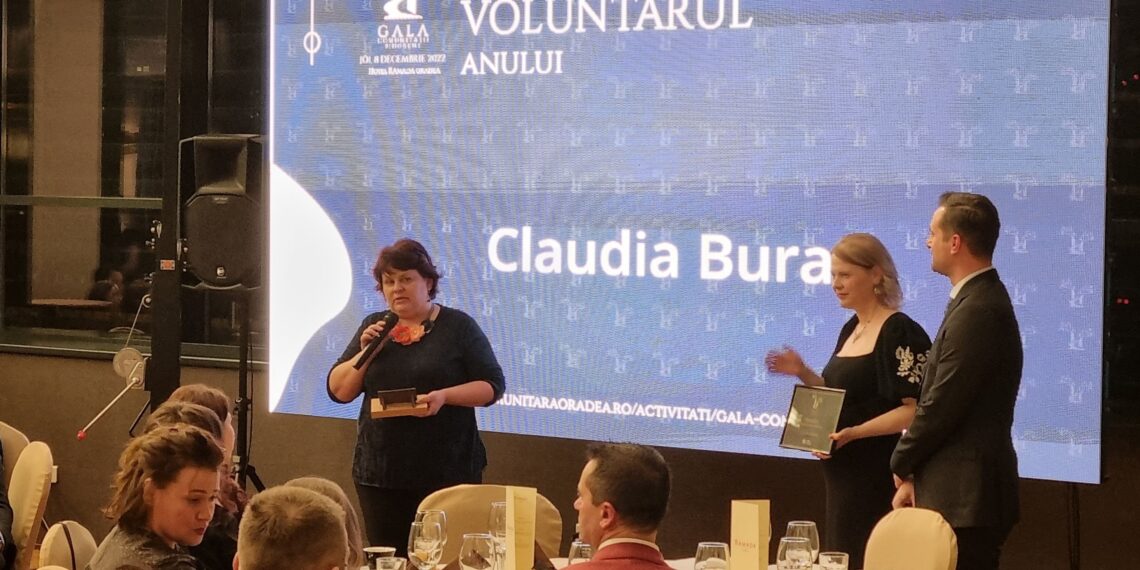 Profesorul CN Samuil Vulcan Beiuș, Claudia Buran, Voluntarul anului 2022, la Gala comunității bihorene. Vezi nominalizările la : Liderul care schimbă lumea, Proiectul anului, Echipa anului