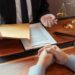 A fost majorat plafonul de acordare a ajutorului public judiciar pentru cei care nu își permit un avocat | Legea a trecut de Parlament