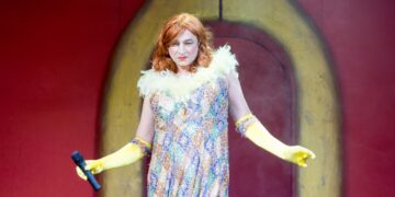 Ca pe Broadway | Fac un cuplu gay în ”Colivia nebunelor”