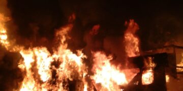 VIDEO. Incendiu de proporții în noaptea de Crăciun, în parcul auto al unei firme din Oradea