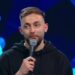 VIDEO. Beiușeanul Mădălin Cîrje a câștigat Stand-Up Revolution cu o glumă despre tatăl său. Numărul care i-a adus 20.000 de euro