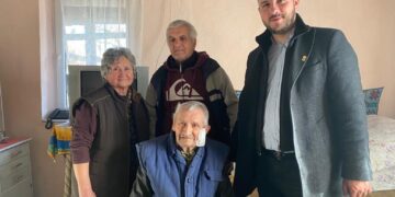 VIDEO. Născut în Ajun de Crăciun, veteranul de război Dumitru Crișan a împlinit 100 de ani. A fost rănit pe front, dar încă dă cu coasa ca în tinerețe