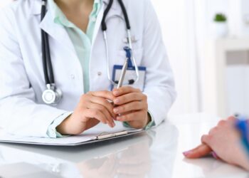 Medicii de familie vor fi obligaţi să acorde servicii medicale gratuite persoanelor neasigurate