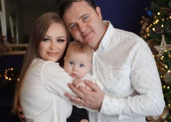 Acasă la deputatul slovacilor. Georgiana și Adrian Merka, primul Crăciun alături de minunea lor, Andrei. Bucuria unui tată care “s-a uitat la primul scutec schimbat ca la un motor de navă spațială”