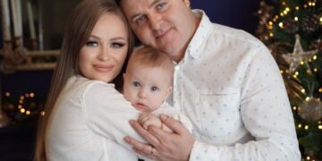 Acasă la deputatul slovacilor. Georgiana și Adrian Merka, primul Crăciun alături de minunea lor, Andrei. Bucuria unui tată care “s-a uitat la primul scutec schimbat ca la un motor de navă spațială”