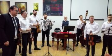 VIDEO | Imagini de senzație cu profesorul Adrian Miescu cântând “Az a szép, az a szép, akinek a szeme kék”, la concertul profesorilor de la Liceul de Arte din Oradea