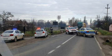 VIDEO. 510 zile fără permis – sancțiunea record încasată de un șofer care a provocat haos în trafic pe drumul dintre Oradea și Diosig | Polițiștii l-au urmărit și l-au prins după ce acesta a intrat într-un șanț