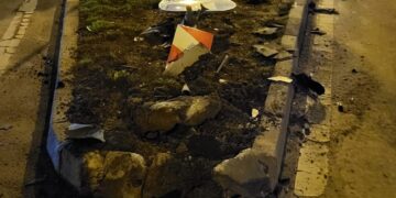 Și-a abandonat mașina într-un scuar pe care l-a facut praf