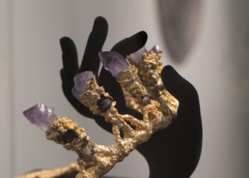 GALERIE.Extravaganțele Anei Dobraș: bijuterii cu elemente vii, o diademă cu ametist, aur și perle
