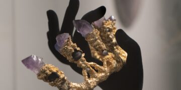 GALERIE.Extravaganțele Anei Dobraș: bijuterii cu elemente vii, o diademă cu ametist, aur și perle