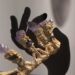 GALERIE.Extravaganțele Anei Dobraș: bijuterii cu elemente vii, o diademă cu ametist, aur și perle