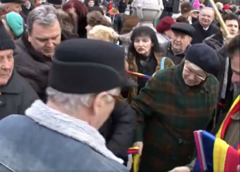 VIDEO. Bătaie pe simbolul național. Iuliana Băican Chelu a trăit periculos împărțind bucăți din 153 m de panglică tricolor la 153 de ani de la Unirea Mică