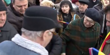 VIDEO. Bătaie pe simbolul național. Iuliana Băican Chelu a trăit periculos împărțind bucăți din 153 m de panglică tricolor la 153 de ani de la Unirea Mică