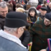 VIDEO. Bătaie pe simbolul național. Iuliana Băican Chelu a trăit periculos împărțind bucăți din 153 m de panglică tricolor la 153 de ani de la Unirea Mică