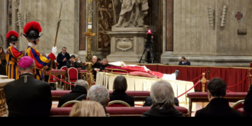 VIDEO. PS Virgil Bercea, episcopul greco-catolic și PS. László Böcskei, episcopul romano catolic de Oradea, s-au recules în Bazilica Sfântul Petru, la catafalcul Papei