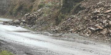 În urma ploilor masive, bolovani desprinși din dealul de la intersecția dintre Ursești și Briheni. Primarul cere plasă de protecție, altfel reziliază contractul