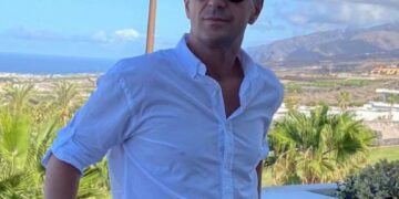 Fostul patron de la Famous, Felix Buzgău, s-a mutat definitiv în Tenerife. Are un restaurant, iar recent l-a avut ca oaspete pe cel mai mare navigator român în viață, cetățean de onoare în Tenerife