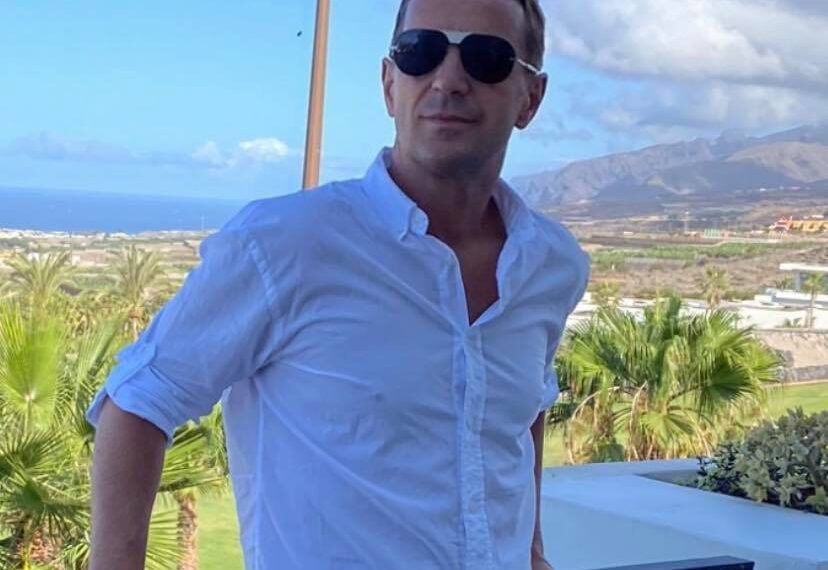 Fostul patron de la Famous, Felix Buzgău, s-a mutat definitiv în Tenerife. Are un restaurant, iar recent l-a avut ca oaspete pe cel mai mare navigator român în viață, cetățean de onoare în Tenerife
