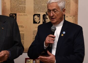 GALERIE. Fostul șef al Poliției Bihor, generalul (r) Lazăr Cârjan, are o colecție de peste 700 de cărți rare despre Eminescu. Pasionat de Eminescu din clasa a VII-a când a jucat rolul Demiurgului din Luceafărul