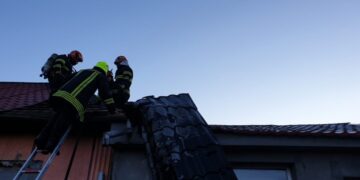 Biserica se implică în refacerea casei unei familii tinere cu doi copii