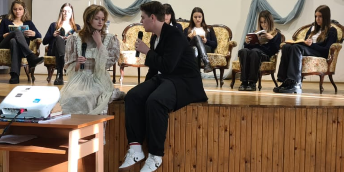 GALERIE. Cea mai titrată școală de tradiție filologică din Bihor își sărbătorește liderul spiritual. Elevii au parte de întâlniri esențiale