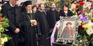 Episcopul Sofronie, îngenuncheat de durere la căpătâiul mamei sale