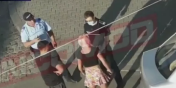 Ce a pățit femeia care a bătut un polițist și un jandarm în centrul orașului. Zeci de oameni au asistat la scenă