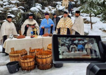 Izvorul care face miracole din Stâna de Vale, sfințit. Legende fascinante s-au născut în jurul Izvorului Minunilor