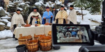 Izvorul care face miracole din Stâna de Vale, sfințit. Legende fascinante s-au născut în jurul Izvorului Minunilor