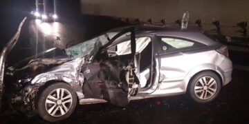 Un orădean de 24 de ani a intrat cu mașina într-un autotren. A rămas încarcerat, dar era conștient