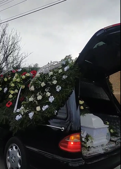 Galerie/ Video. Înmormântat în sicriu alb. Sute de oameni l-au plâns și șase preoți s-au rugat pentru Daniel. Unul era chiar vărul său. Zeci de motocicliști i-au onorat memoria. Tânărul parcă a avut o premonițe…