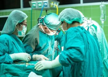 Un băiat de 16 ani, operat 13 ore. I-au replantat gamba