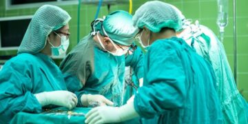 Un băiat de 16 ani, operat 13 ore. I-au replantat gamba