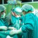 Un băiat de 16 ani, operat 13 ore. I-au replantat gamba