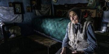 VIDEO. Povestea femeii care trăia în casa monument istoric de 150 de ani. Cel mai premiat fotograf român, bihoreanul Ovi D.Pop, aur pentru o poză cu tanti Iulica
