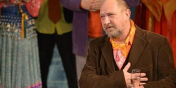 VIDEO. Fostul director al Teatrului de Stat Oradea, actor al legendarelor teatre Bulandra și Nottara, Petre Panait, sărbătorit pe scenă