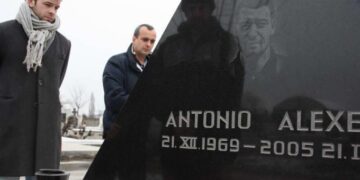 Baschesbalistul de pe “Hall of Fame”, Toni Alexa, mort într-un tragic accident acum 18 ani,  ar fi mândru să-și vadă fiica. Polițistul care l-a jefuit când se zbătea între viață și moarte, condamnat