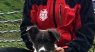 Un medic orădean și o cățelusă se pregătesc să ia brevetul de intervenție la avalanșă. Vor fi prima unitate canină Salvamont integral feminină