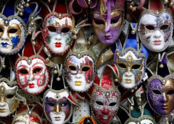 Măşti şi picturi având tematica celebrului Carnaval veneţian, expuse la Muzeul Ţării Crişurilor