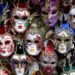 Măşti şi picturi având tematica celebrului Carnaval veneţian, expuse la Muzeul Ţării Crişurilor