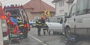 UPDATE. Accident cu 14 victime la Petrileni. 9 copii răniți. 24 de persoane implicate în accident. 18 copii în microbuz