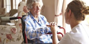 Spații supraaglomerate, mâncare expirată. Amenzi pentru centre de îngrijire a vârstnicilor din Bihor.  „Inadmisibil să profiţi de pe seama acestora şi să le oferi servicii în bătaie de joc, doar din dorinţa de a realiza un câştig de pe urma lor, fără să te gândeşti că, în locul lor, ar putea fi părinţii sau bunicii tăi”