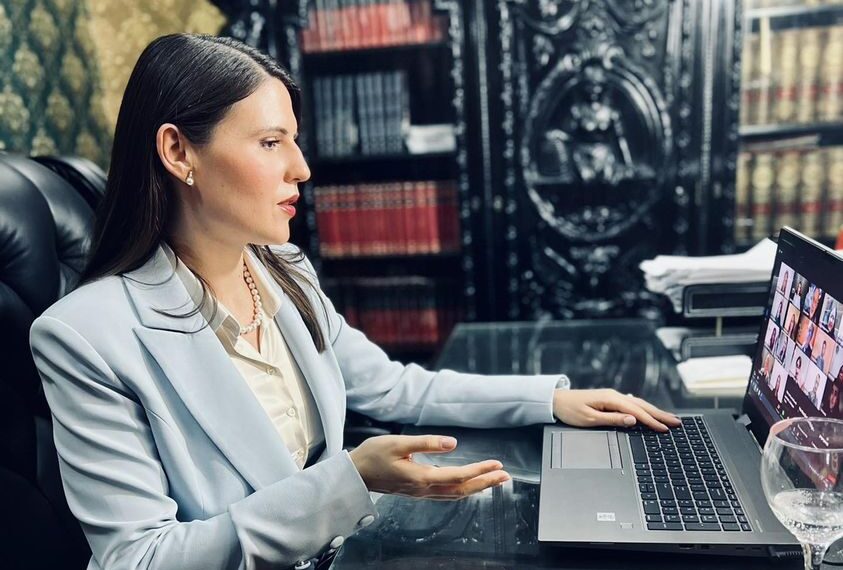 GALERIE.Orădeanca din Forbes Coaches Council, USA, inspiră comunități din toată lumea. Prof. dr.Karina Ochiș în elita experților la nivel mondial